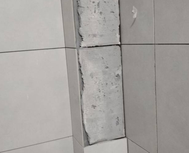 嵩县瓷砖空鼓维修公司分享下瓷砖施工前基层浇水润湿程度不足，可能导致以下问题
